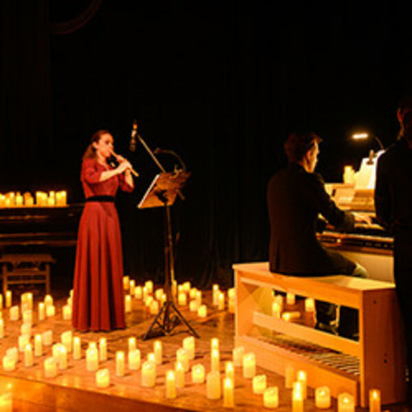 Орган и дудук при свечах