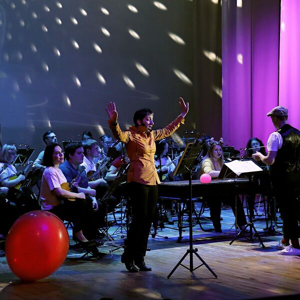 Девочка на шаре