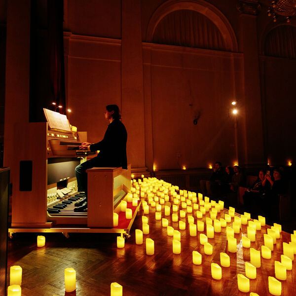 Орган и дудук при свечах