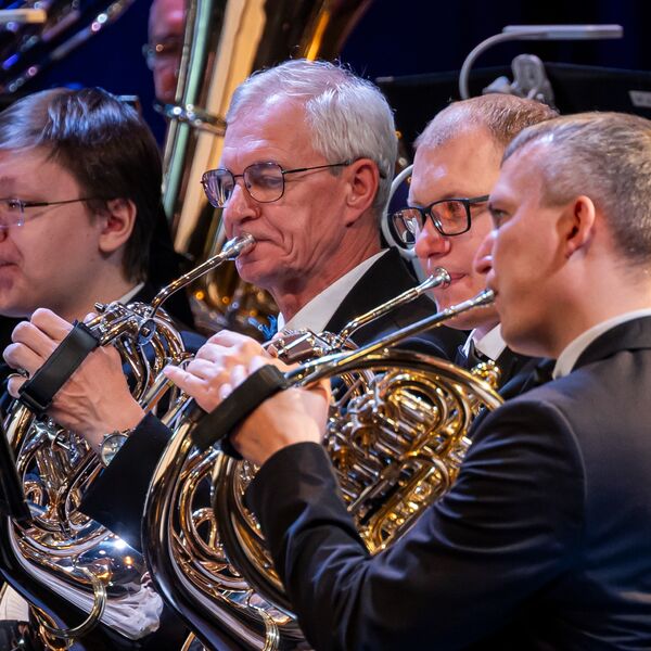 По главной улице с оркестром