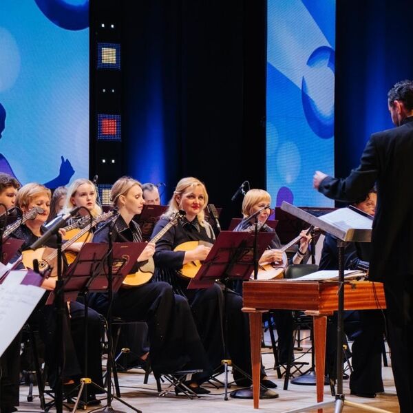 С пляской да песней нам жить интересней!