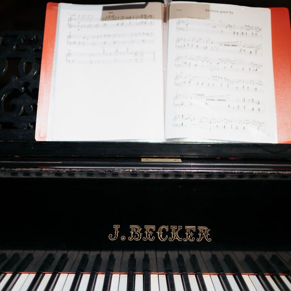 Музыка в музее. Гитара, саксофон, латина