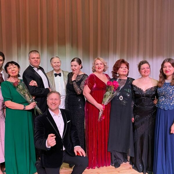 Энтузиасты культуры — солисты — оперные певцы: Давай пожмём друг другу руки