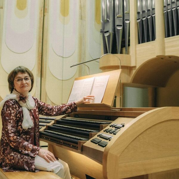 Под сводами храма