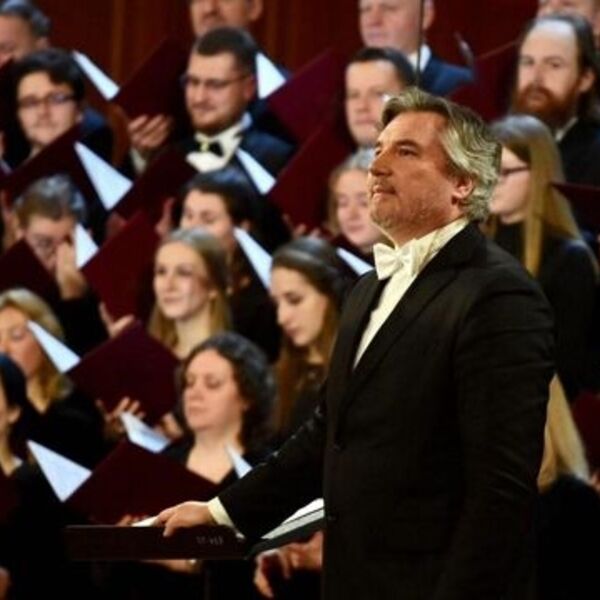 Наедине с небом: хор и электро