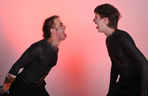 В черно-оранжевых  тонах