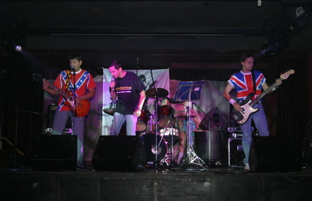 30/10/2004 “TOTALLY UNDRUGGED II” Live in OLYMPISKY 