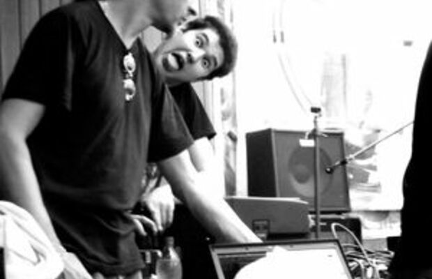 С юмором по сцене;)