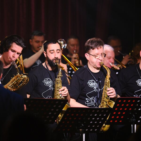 Джаз-оркестр клуба Эссе и Юлия Фролова