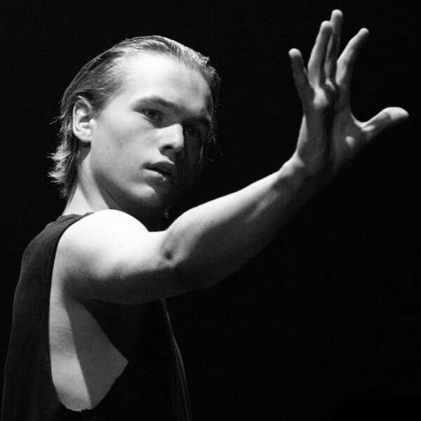 Танцевальный перфоманс «О себе и о времени»