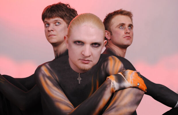 В черно-оранжевых  тонах