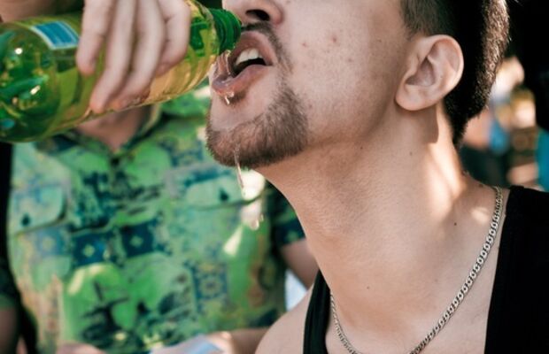 С юмором по сцене;)