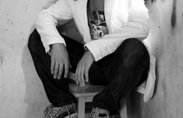 Рок-герои курят на лестнице