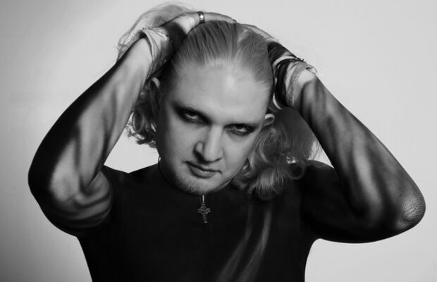 В черно-оранжевых  тонах