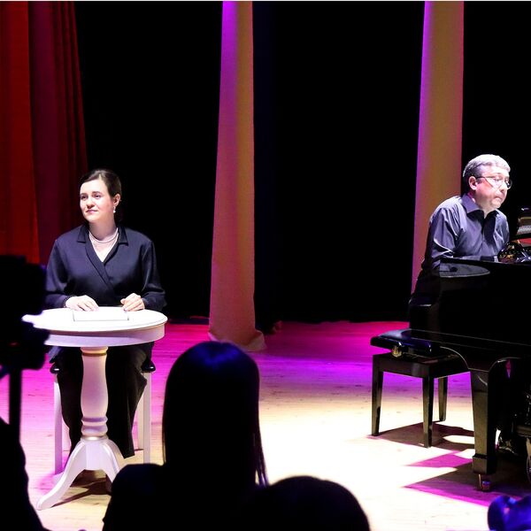 У рояля. Шопен