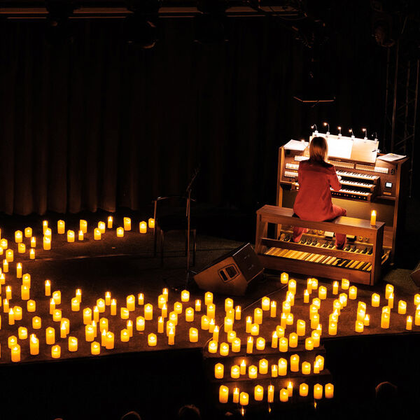 Орган и дудук при свечах