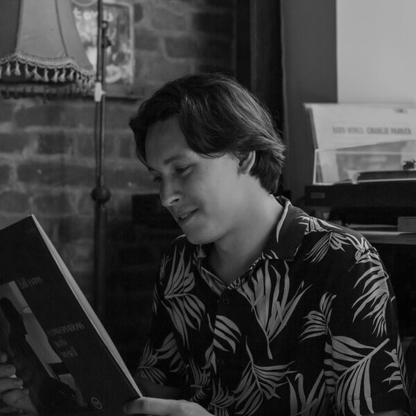 Джаз клуб NZ при каскаде горящих свечей. Саксофон to Go