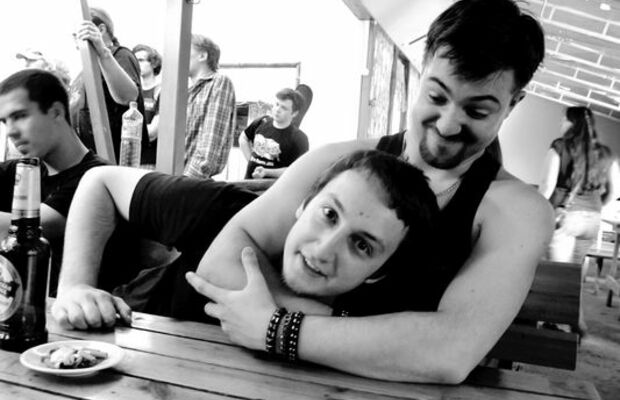 С юмором по сцене;)