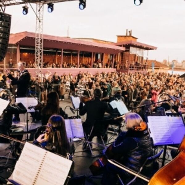 Рок-хиты на крыше с симфоническим оркестром