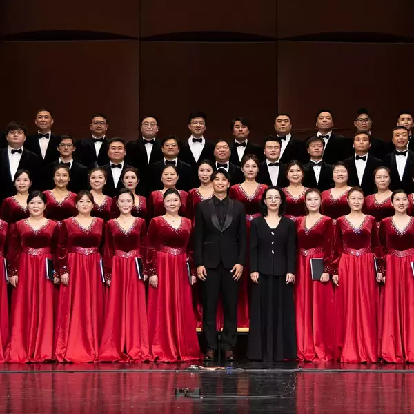 Хор Центральной консерватории (Пекин, КНР). Главный дирижёр — Чень Бин