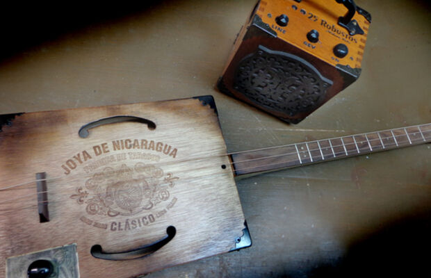 Гитары из сигарных коробок