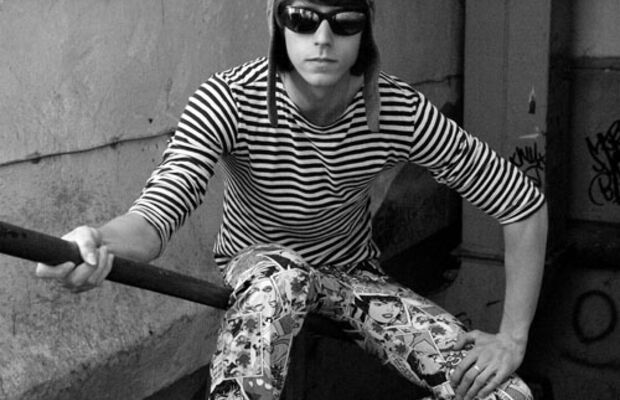 Рок-герои курят на лестнице