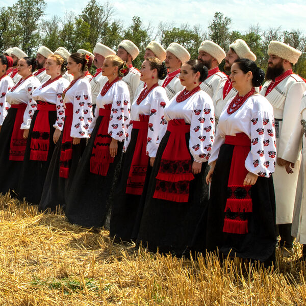 Кубанский казачий хор. Мы сыны Кубани славни, древнерусськи козакы