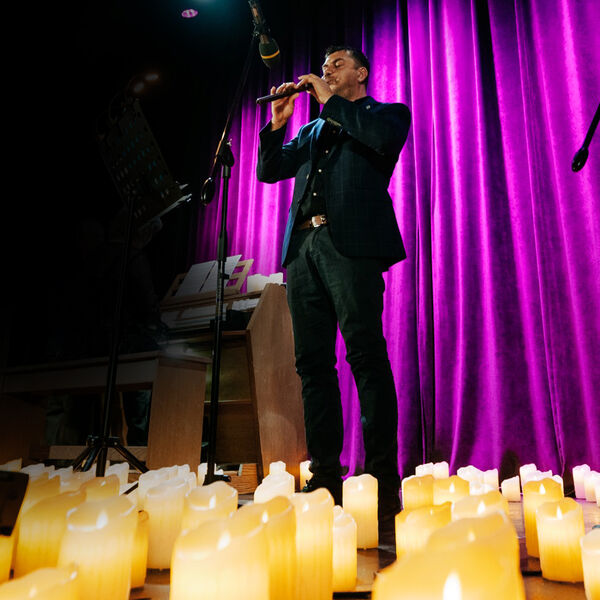 Дудук в сиянии свечей