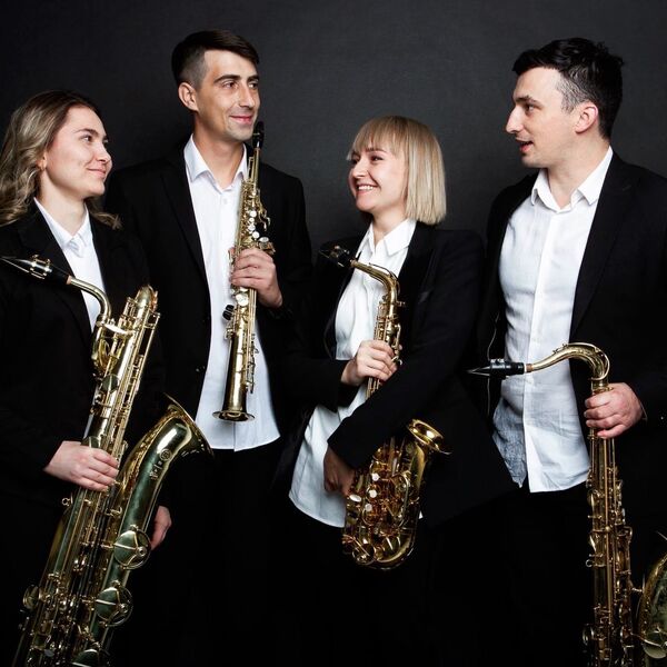 Саксофоны, струны и рояль