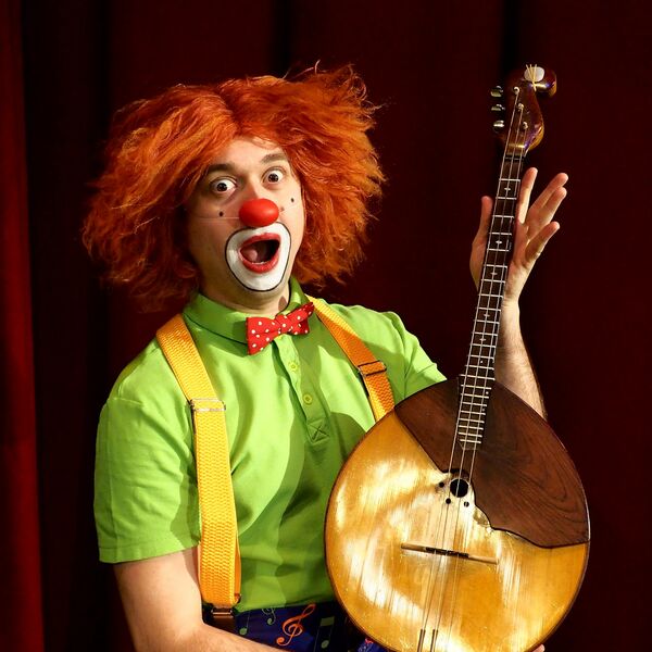 Клоун-дирижёр и Оркестр народных инструментов