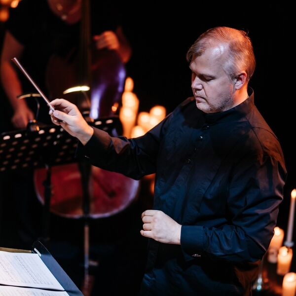 Орган и саксофоны при свечах