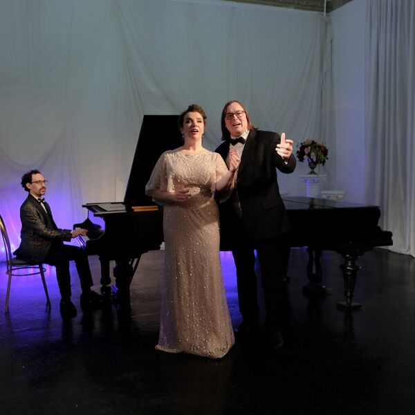 Эта женщина в окне