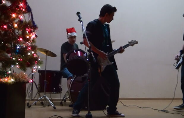 12 Месяцев!!! Новогоднее Диско или  Мясо в скуле!