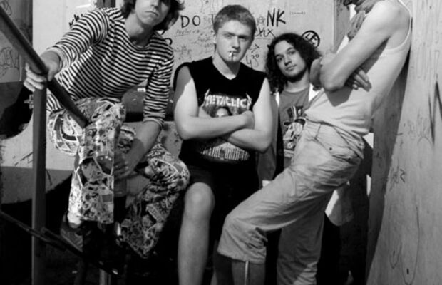 Рок-герои курят на лестнице