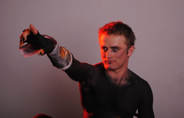 В черно-оранжевых  тонах