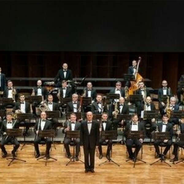 В городском саду играет духовой оркестр