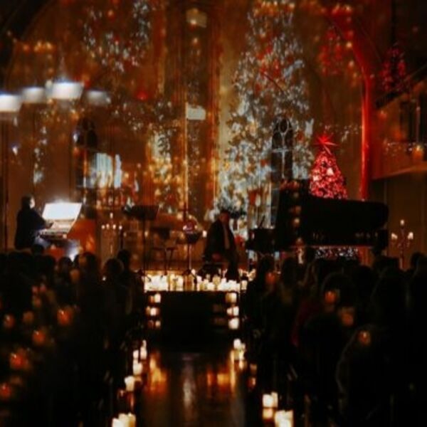 Рождественский орган при свечах