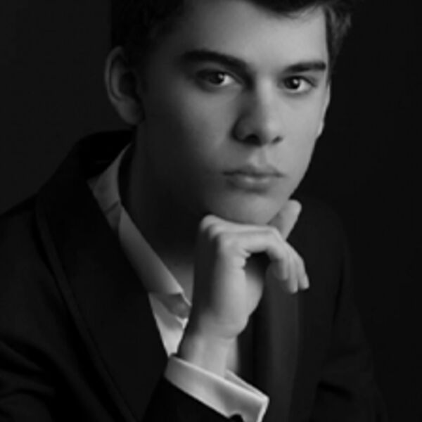 "Pianissimo". Эфе Шен