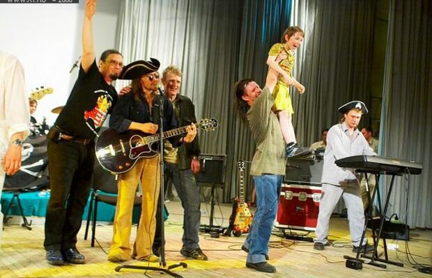 Краткий фоторепортаж о поездке гр."Чернозём" в академгородок Новосибирска на концерт памяти И.Ф.Летова